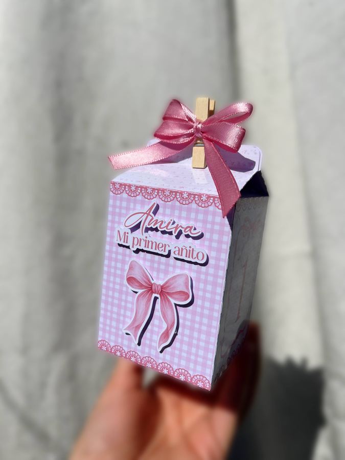 Milkbox personalizada con aplique en relieve